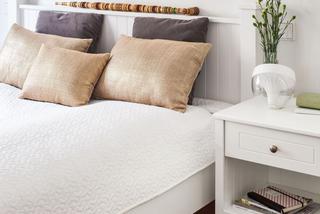 Kolorowy dywan w białej sypialni