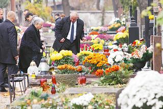 WSZYSTKICH ŚWIĘTYCH: Politycy odwiedzili groby bliskich ZDJĘCIA
