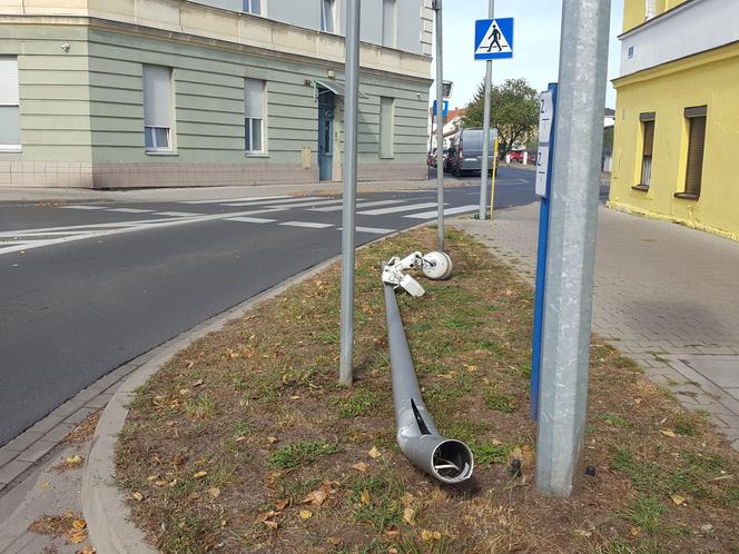 Kobieta ścieła słup z kamerą monitoringu miejskiego w Lesznie