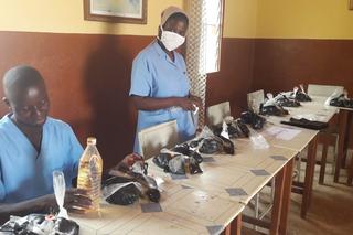 Przekazanie sprzętu medycznego z Poznania w Kamerunie