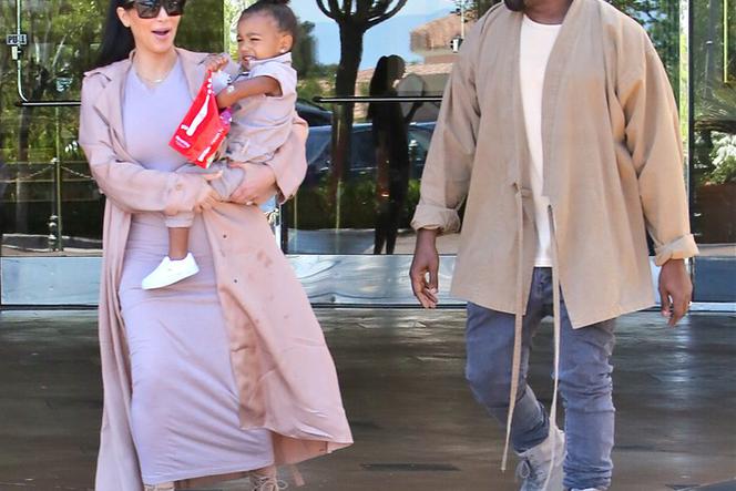 Kim Kardashian i Kanye West z córką North po wyjściu z kina