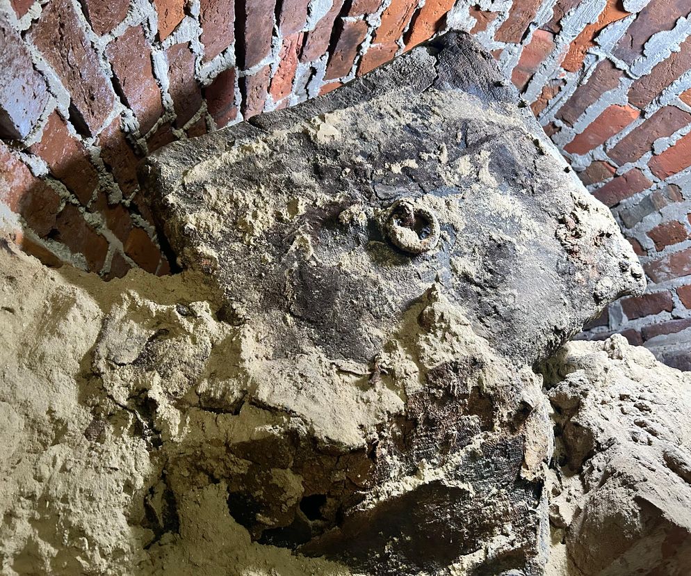 Pierwsze odkrycia w tajemniczej krypcie w Kazimierzu Biskupim