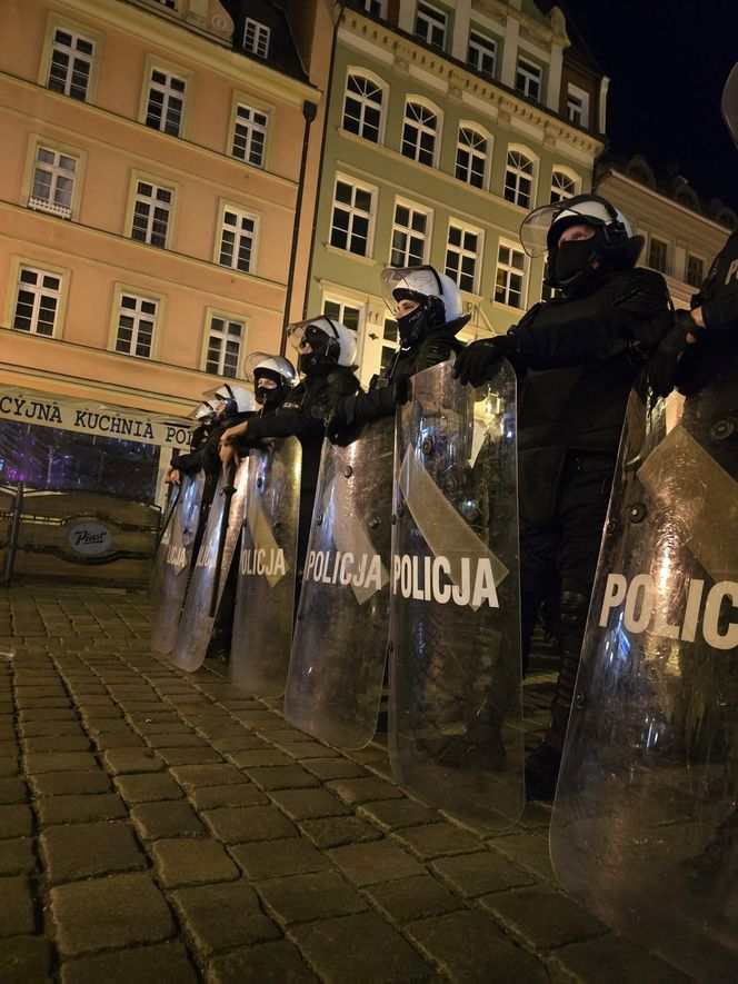 Wrocław. Burdy kibiców na Starym Rynku. Interweniowała policja [ZDJĘCIA].