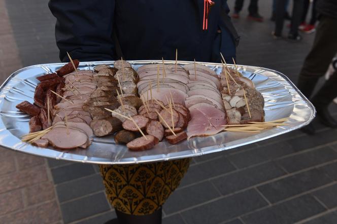 Rolnicy "strajkowali" częstując tym, co mają najlepsze! Mieszkańcy byli w szoku