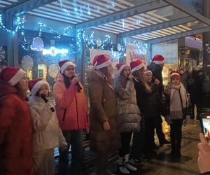 Mikołajkowy tramwaj na ulicach Torunia. Mieszkańcy poczuli magię świąt 