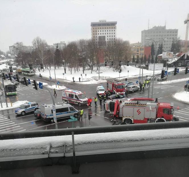 Wypadek w centrum Białegostoku. Karetka przewróciła się na skrzyżowaniu