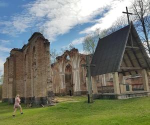 Zwiedziliśmy zabytkowe ruiny kościoła w Jałówce. Poznaj historię wyjątkowego miejsca [ZDJĘCIA]