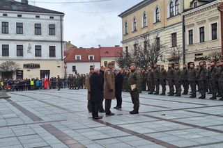 Wielka uroczystość wojskowa na Rynku w Tarnowie. Żołnierze 11. Małopolskiej Brygady Obrony Terytorialnej złożyli przysięgę 