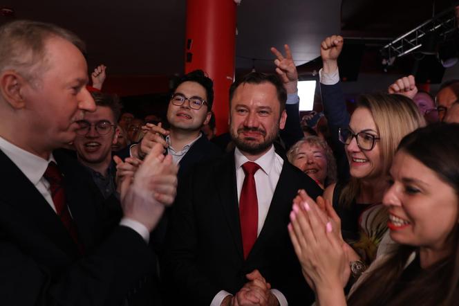 Aleksander Miszalski podczas wieczoru wyborczego KO w Klubie Żaczek w Krakowie