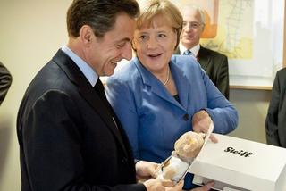 Nicolas Sarkozy dostał od Angeli Merkel pluszowego misia dla Giulii