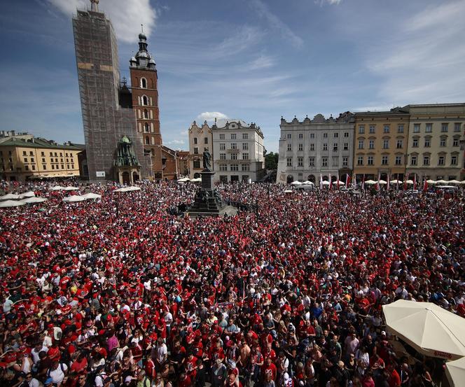 Szalona radość na Rynku Głównym. Kibice Wisły Kraków świętowali zdobycie piątego Pucharu Polski