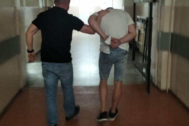 Kraków: Bez powodu kopnął 15-latka w brzuch, poraził gazem i zabrał mu koszulkę. 18-letni bandyta zatrzymany