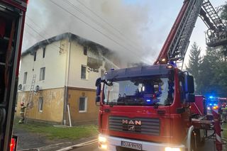 Dramatyczny pożar na Dolnym Śląsku. Mężczyzna ewakuowany przez okno, budynek doszczętnie zniszczony