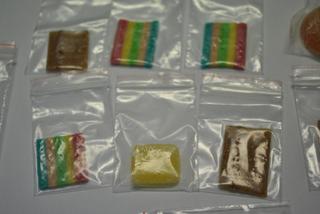 Żelki z LSD na poczcie. Trzy osoby w szpitalu