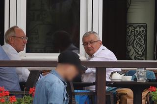 Minister Adamczyk podpisał umowę i poszedł na rybkę