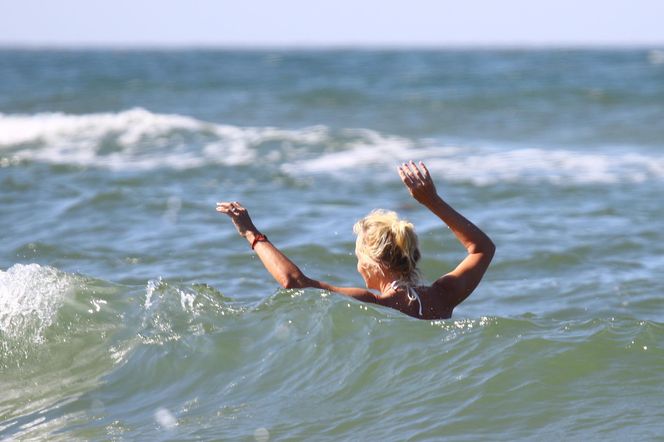 Jan Englert z żoną i ćorką w Juracie