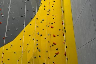 Nowa atrakcja w Olsztynie. Ścianka wspinaczkowa w hali Urania otwarta. Ile kosztuje bilet? [ZDJĘCIA]