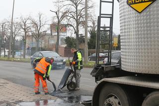 Drogowcy walczą z dziurami na drogach. Prace trwają w wielu częściach miasta