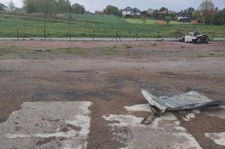 Fiat eksplodował na parkingu. Wszystko wokół stanęło w ogniu. Z auta został wrak