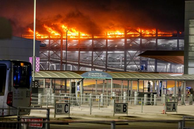 Pożar na parkingu lotniska w Luton