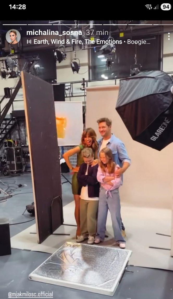 M jak miłość nowy sezon sesja zdjęciowa. Kama (Michalina Sosna), Marcin (Mikołaj Roznerski), Maja (Laura Jankowska), Szymek (Staś Szczypiński)