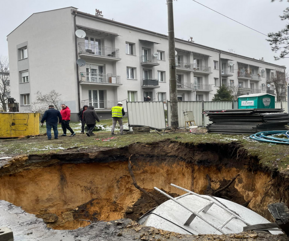 Trzebinia, osiedle Gaj. Zapadlisko tuż przy bloku [07.04.2023]