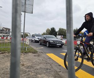 Tak się teraz jeździ na osiedlu Leśnym. Utrudnienia dla kierowców i pasażerów!