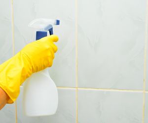 Poleć do kuchennej szafki, wrzuć do ciepłej wody i umyj płytki w łazience, a rozpuści osad z mydła i wody. Będą lśnić z połyskiem. Mycie płytek w łazience