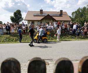 Karol i Marta Nawroccy na obiedzie u rodziny spod Kolbuszowej, na stole same smakołyki