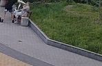 Nowy postrach seniorów we Wrocławiu. Złodziej na hulajnodze zrywa łańcuszki, policja szuka przestępcy