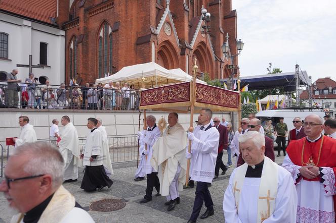 Boże Ciało 2024. Tłumy wiernych przeszły w procesji ulicami Białegostoku