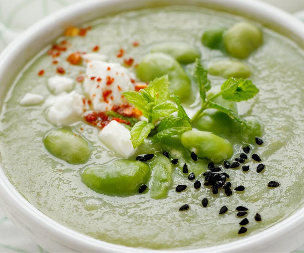 Zupa z bobu z młodymi ziemniaczkami i serem feta. Smak lata w miseczce