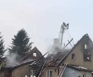 Pożar budynku w Mysłakach. Dwie rodziny straciły dach nad głową [ZDJĘCIA]