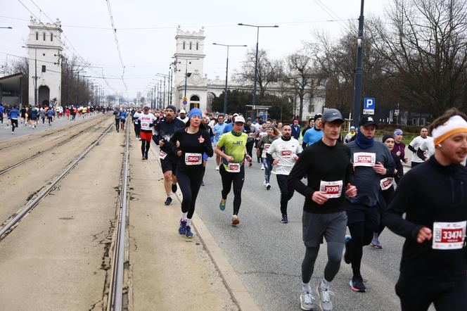 Bieg na Piątkę 2024, Warszawa - zdjęcia. Biegłeś? Szukaj się w galerii!