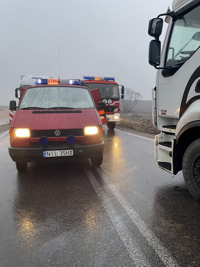 Wypadek na DK 15 w Rożentalu. Bus zderzył się z ciężarówką. Jedna osoba ranna