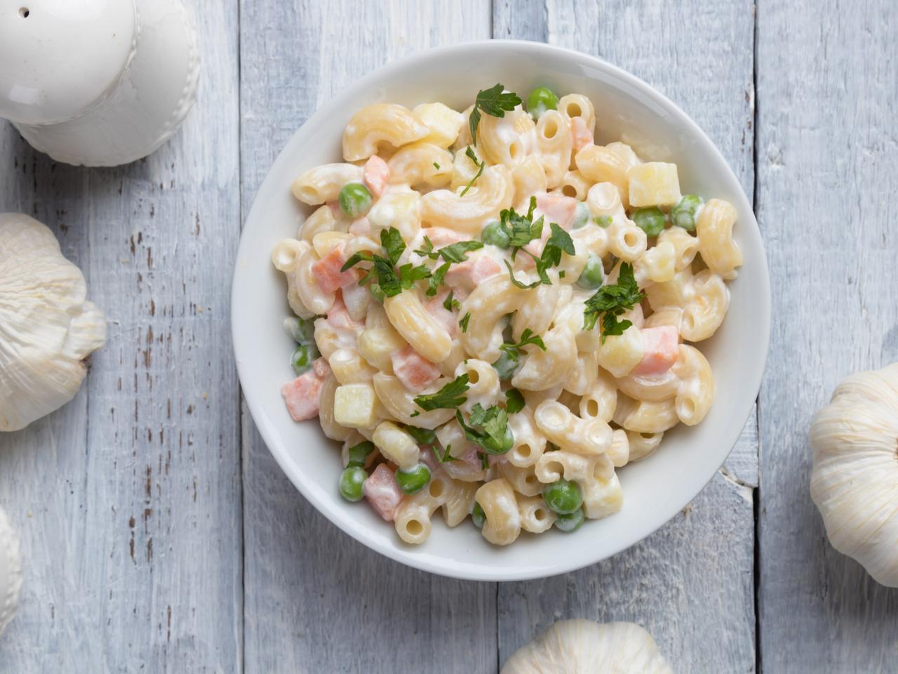 Makaronowa sałatka na święta: łatwa sałatka na Wigilię