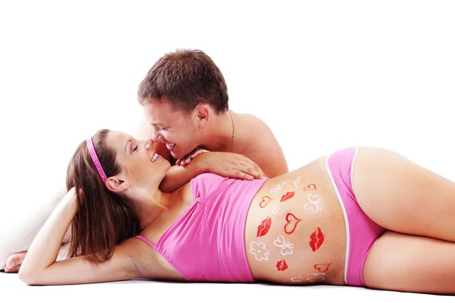 Mama w ciąży z body painting na brzuchu