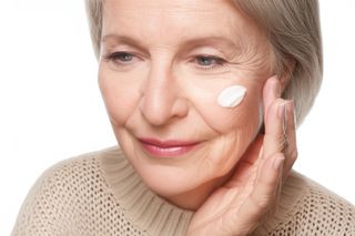 Uważaj spoiler: W promocji Rossmanna luksusowy krem do twarzy dla kobiet po 60-tce za 14 zł. Odmładzająca kuracja z 24K złotem wygładza zmarszczki. „Ten krem to rewelacja”