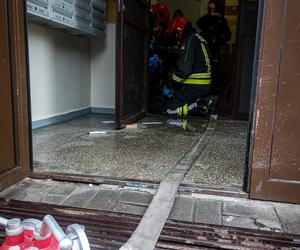 Pożar w wieżowcu na terenie Torunia. 7 zastępów straży w akcji