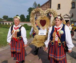 Dożynki 2024 w powiecie starachowickim. W Wąchocku dożynkowe wieńce, korowód i przysmaki