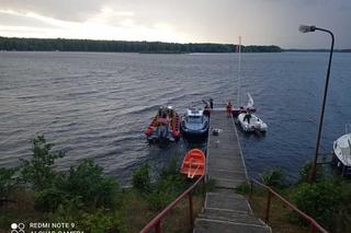 Ojciec zabrał syna na żaglówkę. Łódź się przerwóciła. Wiało tak, że nawet WOPR-owcy mieli problem