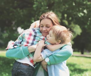 Pocieszasz dziecko, mówiąc „nie ma się czego bać”? Psycholog radzi, jak reagować mądrzej