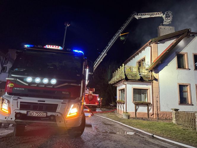 W pożarze domu rodzina straciła cały majątek. Straż nie dojechała na czas? Mamy komentarz