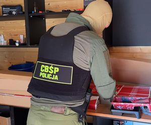 Starnowali bramę samochodem pancernym, obok lądował śmigłowiec z antyterrorystami. Spektakularna akcja policji na Mazowszu