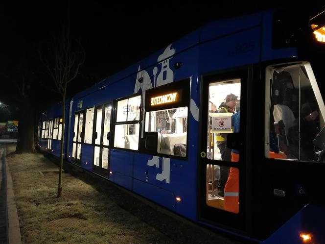 Nocne testy nowego tramwaju w Krakowie