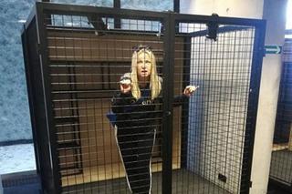 Katarzyna Bujakiewicz zamknęła się w klatce i nie ma pojęcia jak skomentować to zdjęcie