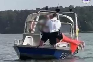 Kobieta tonęła w sukience 150 metrów od brzegu. Policjanci uratowali ją w ostatniej chwili
