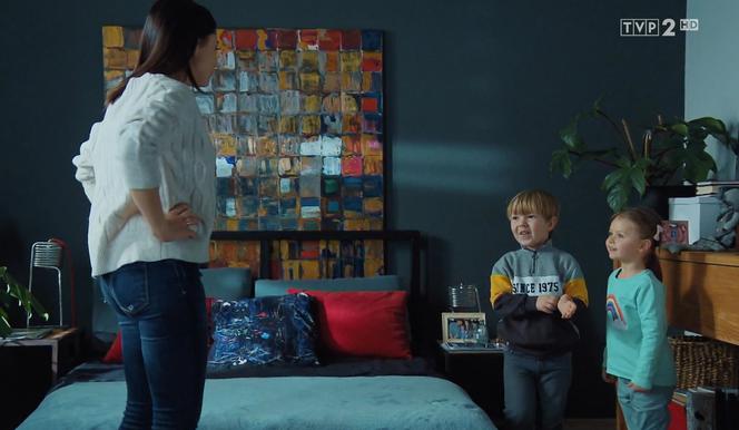 M jak miłość, odc. 1510: Iza (Adriana Kalska), Szymek (Staś Szczypiński), Maja (Laura Jankowska)