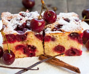 Niebo w ustach i zero roboty – oto najprostsze ciasto z czereśniami