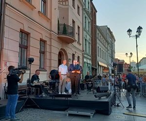 Mirosław Ziętarski z Katarzynką w Piernikowej Alei Gwiazd